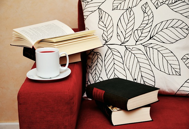 knihy, čaj, červená sedačka
