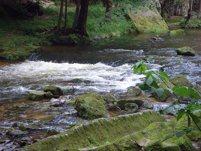 kameny v řece
