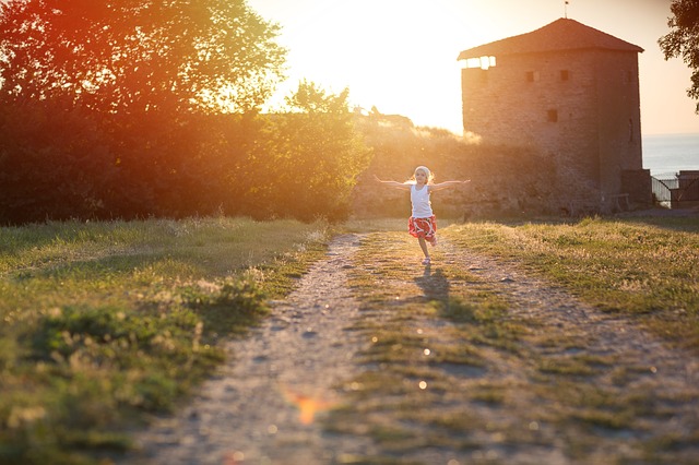 Dítě běžící polní cestou