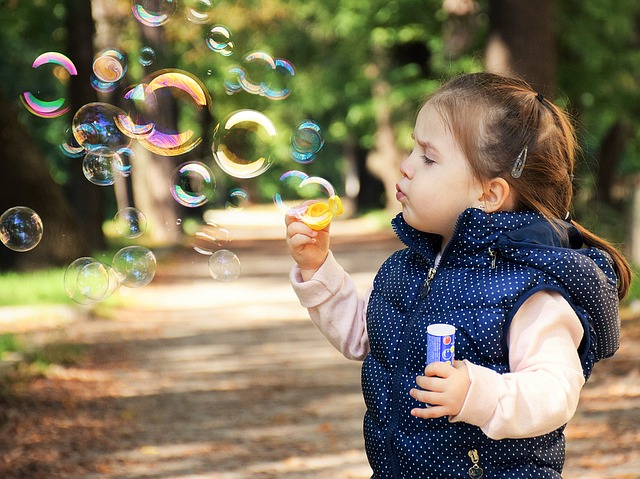 Dítě fouká bubliny
